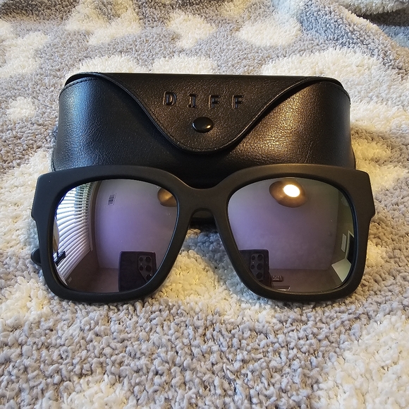 DIFF Sunglasses Like New w/ Case - Picture 1 of 1